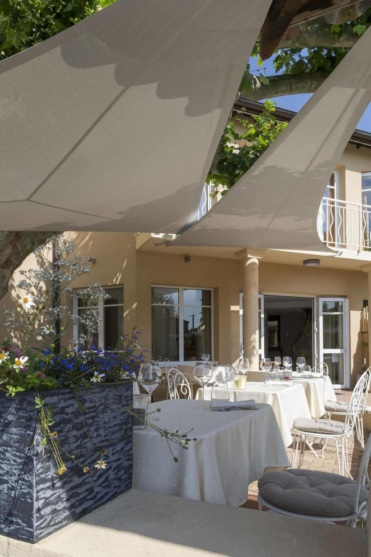 Auberge De Clochemerle, Spa Privatif & Restaurant Gastronomique Vaux-en-Beaujolais Exterior photo